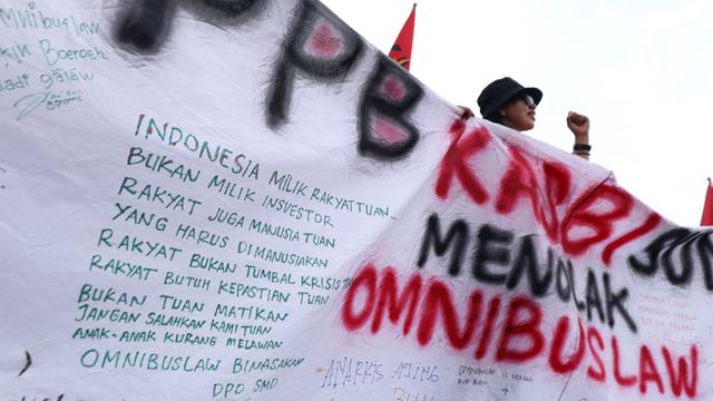 Tolak Omnibus Law, Buruh Datangi Gedung DPR