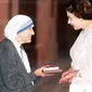 Ratu Elizabeth II bertemu Bunda Teresa di India. Foto tahun 1983. Dok: Instagram @theroyalfamily