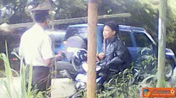 Citizen6, Depok: Salah satu polisi yang berinisial H melakukan negoisasi dengan pengendara motor untuk meminta uang damai, dengan alasan surat kendaraan tidak lengkap.(Pengirim: Abdul Rohim)
