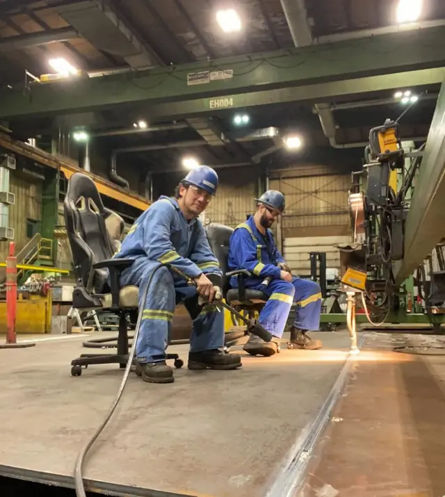 5 Potret Tengku Firmansyah bangga jadi tukang las di Kanada berhelm biru, naik level