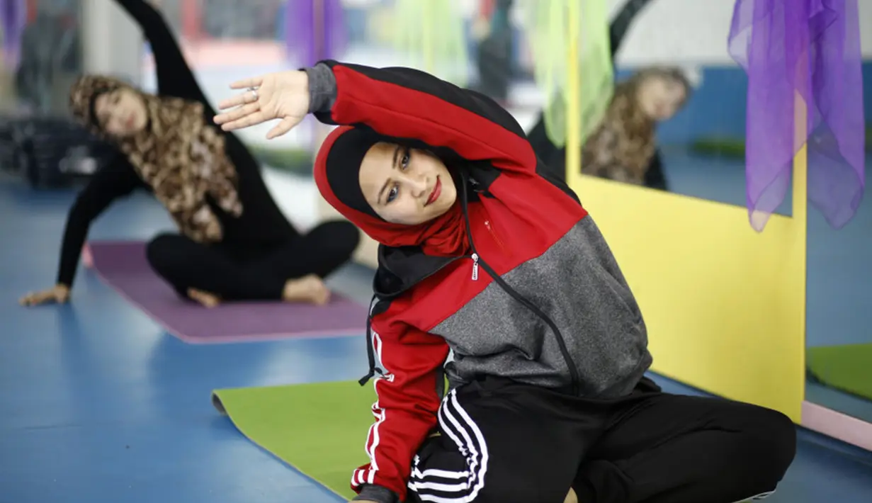Wanita Palestina mengikuti sesi latihan yoga di pusat pelatihan yoga wanita pertama di kota Gaza, 28 Maret 2018. Mereka belajar yoga untuk membantu warga lain menghadapi stres dan trauma karena tinggal di kawasan dalam sengketa. (MOHAMMED ABED/AFP)