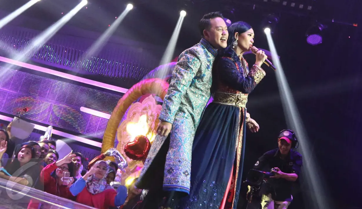 Zaskia Gotik dan Danang D'Academy tampil saat Pesta Bollywood di Studio 5 Indosiar, Daan Mogot, Jakarta, Senin (6/3) Bintang serial drama  Ranveer & Ishani, Shakti Arora dan Radhika Madan ikut meramaikan acara tersebut.(Liputan6.com/Helmi Afandi) 