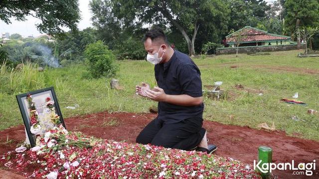 Penuh Haru, Ini 7 Potret Vicky Prasetyo Ziarah Ke Makam Ibu Kalina Ocktaranny