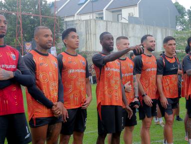 Pemain Persija, Allano Lima, tampak antusias melihat kedatangan ribuan The Jakmania yang hadir langsung ke Persija Training Ground, Bojong Sari, Depok, Jawa Barat, Jumat (9/1/2026). (Bola.com/M Iqbal Ichsan)