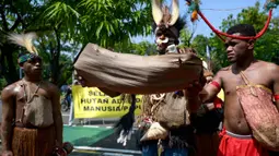 Dalam aksinya, para perwakilan dari suku adat Awyu dan Moi melakukan tari-tarian dan ritual. (BAY ISMOYO/AFP)