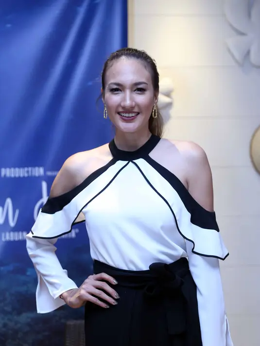 Kemunculan komodo liar yang mengejar mereka itu membuat para pemain dan kru lari untuk menyelamatkan diri. Semua lari pontang-panting menuju kapal. (Nurwahyunan/Bintang.com)