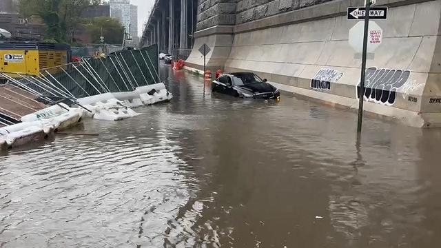 Penampakan banjir New York City, Amerika Serikat, pada Jumat (29/9/2023), tepatnya di Williamsburg Bridge. (Dok. AP/Jake Offenhartz)