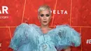 Katy Perry berpose saat menghadiri Gala amfAR Los Angeles yang kesembilan di Beverly Hills, California, AS, (18/10). Kekasih Katy, Orlando Bloom ini tampil cantik mengenakan gaun biru. (AP Photo/Jordan Strauss)