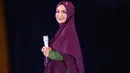 Krisdayanti sendiri cukup sering mengunggah gaya penampilannya saat menggunakan hijab di berbagai kesempatan. Penampilan istri Raul Lemos saat menggunakan hijab syari ini pun banjir pujian. (Liputan6.com/IG/@krisdayantilemos)
