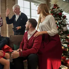 Salah satu ritual sederhana yang kini mulai banyak diperkenalkan dalam pola pengasuhan modern adalah family high-five circle—sebuah momen singkat namun penuh makna yang dilakukan bersama anggota keluarga sebagai bentuk apresiasi, semangat, dan rasa kebersamaan. (foto/dok: freepik)