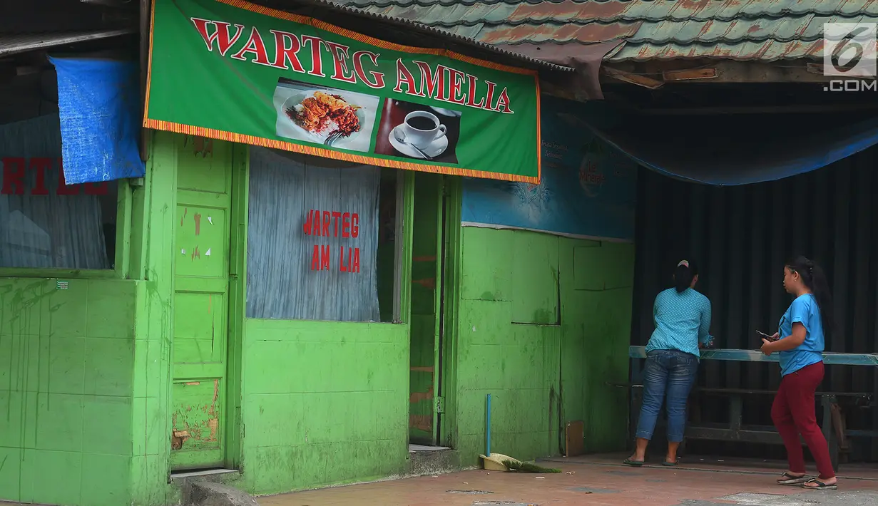 Sejumlah warung makan tutup pada puasa pertama bulan Ramadan di Jakarta, Kamis (17/5). Di hari pertama puasa Ramadan banyak warung makan tutup untuk menghormati kekhusyukan umat Islam yang tengah berpuasa. (Merdeka.com/Imam Buhori)