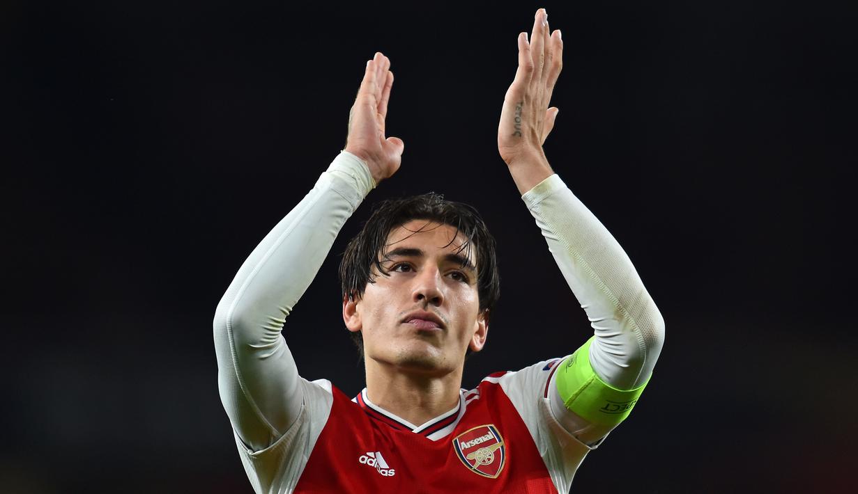 Bek Arsenal, Hector Bellerin, merayakan kemenangan atas Manchester United pada laga Liga Europa di Stadion Emirates, London, Kamis (3/10). Arsenal menang 4-0 atas Liege. (AFP/Glyn Kirk)