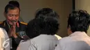 Kapolri Jenderal Badrodin Haiti bersalaman dengan staf dan anggota Polri saat halal bihalal di Mabes Polri, Jakarta, Rabu (22/7/2015). Turut hadir Kabareskrim Polri Komjen Pol. Budi Waseso dan petinggi Polri lainnya. (Liputan6.com/Yoppy Renato)