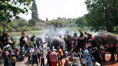 Suasana perayaan festival air Songkran di provinsi Ayutthaya, utara Bangkok, Thailand, (11/4). Festival Songkran digelar untuk merayakan Tahun Baru Thailand yang dimulai pada 13 April. (AP Photo/Sakchai Lalit)