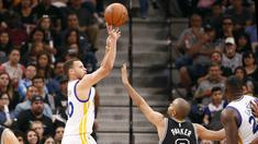 Pemain Golden State Warriors, Stephen Curry (30), melakukan tembakan saat dihadang pemain San Antonio Spurs, Tony Parker (9), pada lanjutan NBA di AT&T Center, San Antonio, (11/4/2016) WIB. (Reuters/Soobum Im-USA Today Sports)
