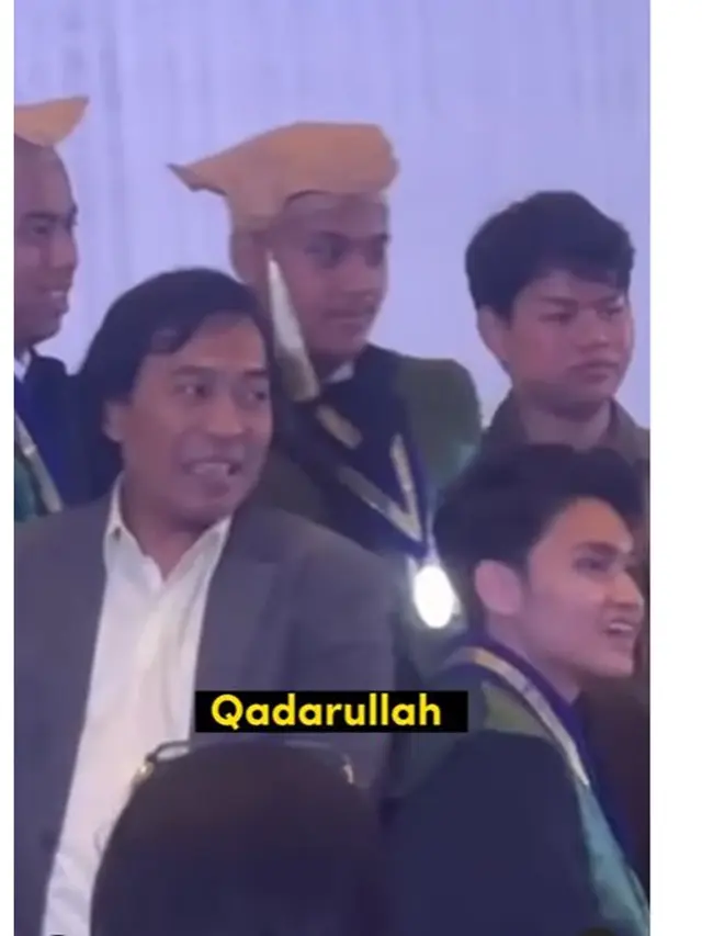 6 Potret Komeng Dampingi Anak dan Putra Sulung Arie Untung Wisuda Kelulusan SMA