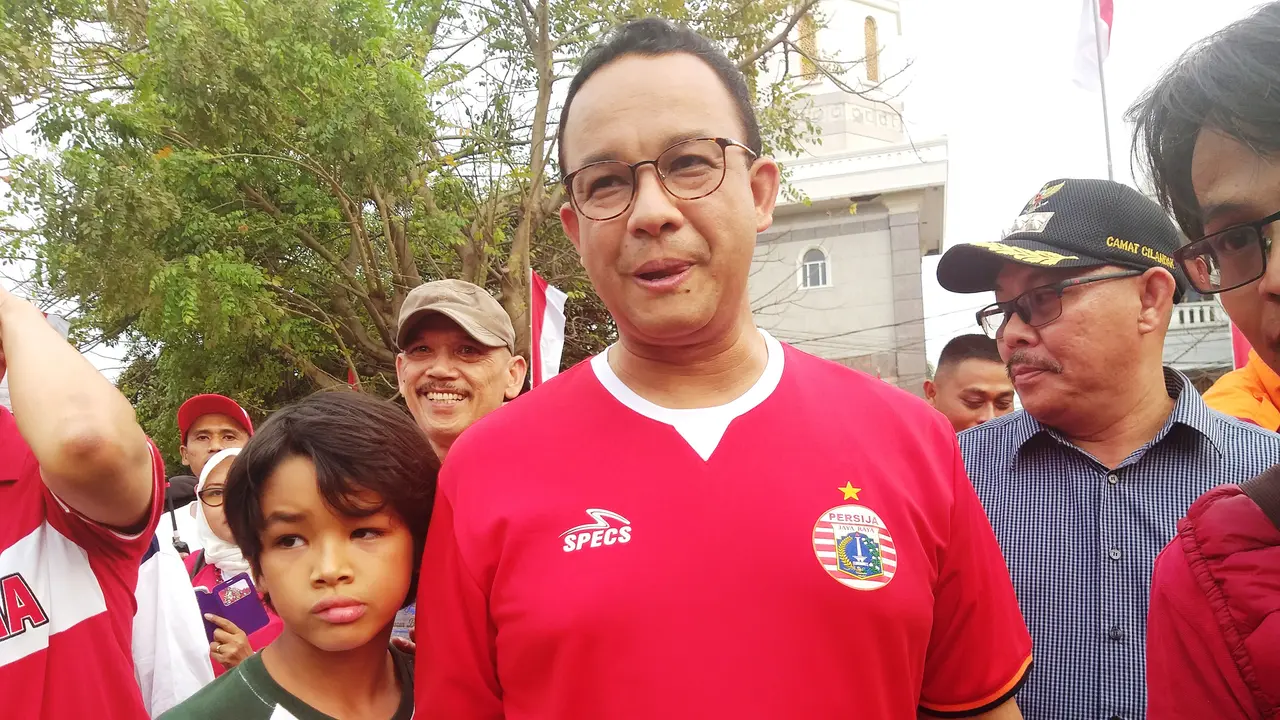 Gubernur DKI Jakarta Anies Baswedan saat merayakan HUT RI ke-74 di sekitar rumahnya Cilandak Barat, Jakarta Selatan. (Liputan6.com/Ika Defianti)