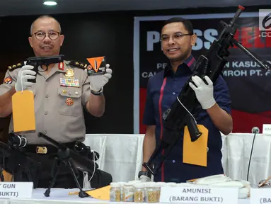 Kadiv Humas Polri Irjen Pol Setyo Wasisto (kiri) dan Dirtipidum Bareskrim Polri Brigjen Herry Rudolf Nahak menunjukkan senjata air soft gun milik tersangka kasus penipuan calon jamaah umroh, Jakarta, Selasa (22/8). (Liputan6.com/Helmi Fithriansyah)