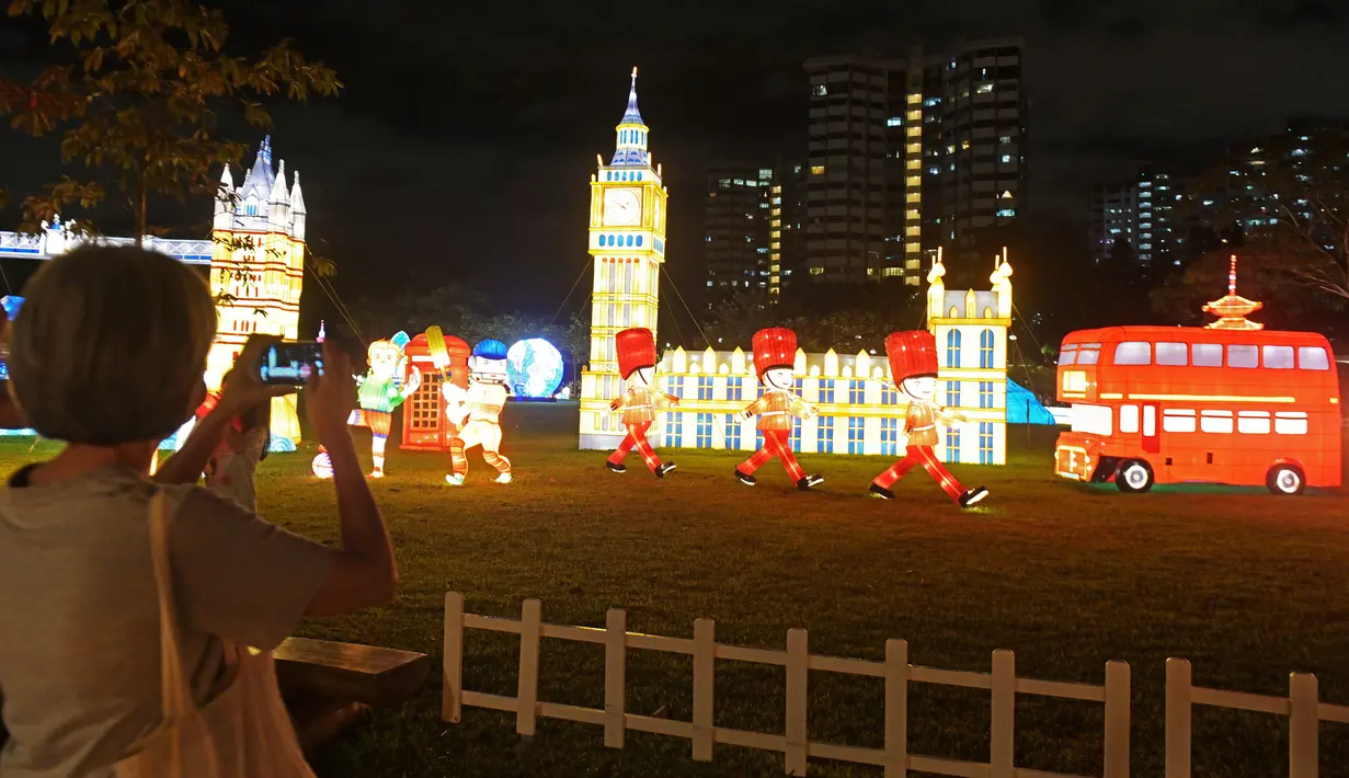 Orang-orang mengabadikan foto beraneka instalasi cahaya di "Festival Cahaya" yang diadakan di Jurong Lake Gardens, Singapura, pada 20 Desember 2020. "Festival Cahaya" berlangsung dari 18 Desember 2020 hingga 3 Januari 2021. (Xinhua/Then Chih Wey)