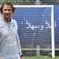 Pelatih Arab Saudi, Juan Antonio Pizzi, saat latihan jelang Piala Dunia di Saint Petersburg, Rusia, Senin (11/6/2018). Arab Saudi akan bertanding melawan Rusia pada laga pembukaan Piala Dunia 2018. (AFP/Giuseppe Cacace)