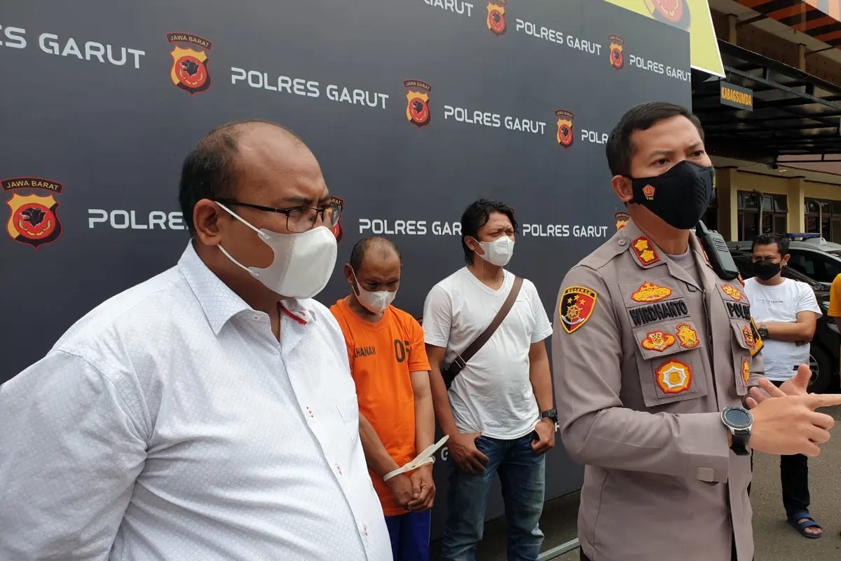 Kapolres Garut AKBP Wirdhanto Hadicaksono memberikan keterangan kepada wartawan dalam pengungkapan kasus tewasnya 2 warga Garut dalam praktek ritual gaib penggandaan uang.