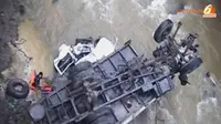 [VIDEO] Truk Terjun ke Jurang di Bandung, Sopir-Kernet Tewas