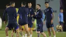 Penyerang Argentina, Lionel Messi (kedua Kanan) memberi isyarat di sebelah bek Cristian Romero (Kanan), Nicolas Otamendi (tengah) dan gelandang Angel Di Maria (Kiri) selama sesi latihan di Universitas Qatar di Doha, Senin, 12 Desember 2022. Argentina dan Kroasia bertemu sebanyak lima kali pada laga persahabatan dan Piala Dunia. (AFP/Juan Mabromata)