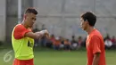 Bek Persija, Maman Abdurrahman berbincang dengan rekannya saat berlatih di NYTC, Depok, Rabu (17/2/2016). Latihan perdana Persija jelang berlaga di Piala Bhayangkara 2016 tanpa didampingi pelatih, Paulo Camargo. (Liputan6.com/Helmi Fithriansyah)