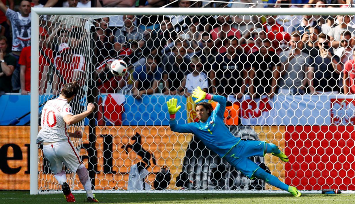 Pemain Polandia, Grzegorz Krychowiak, mencetak gol terakhir ke gawang Swiss saat adu penalti pada babak 16 besar Piala Eropa 2016 di Stade Geoffroy-Guichard, Saint-Etienne, (25/6/2016). (Reuters/Jason Cairnduff)