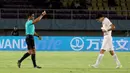 <p>Wasit Roberto Perez memberikan kartu merah kepada pemain Kanada U-17, Alessandro Biello setelah sebelumnya mengecek pelanggaran yang terjadi melalui Video Assistant Referee (VAR) dalam pertandingan melawan Spanyol U-17 saat lanjutan babak penyisihan Grup B Piala Dunia U-17 di Stadion Manahan, Solo, Jumat (10/11/2023). (Bola.com/Arief Bagus)</p>