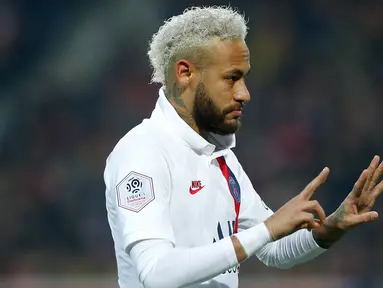 Striker Paris Saint-Germain, Neymar, melakukan selebrasi dengan menunjukan angka 24 usai membobol gawang Lille pada laga Liga 1 Prancis di Stadion Metropole, Minggu (26/1/2020). Neymar persembahkan dua gol nya untuk legenda NBA Kobe Bryant. (AP/Michel Spingler)