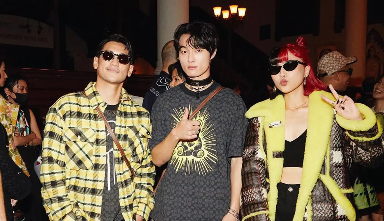 Isyana Sarasvati dan Afgan saat menghadiri pertunjukan Coach Spring/Summer 2023 di New York Fashion Week 2022. Isyana dan Afgan berfoto bersama aktor tampan asal korea selatan Yoon chanyoung. (Instagram/Isyanasarasvati)
