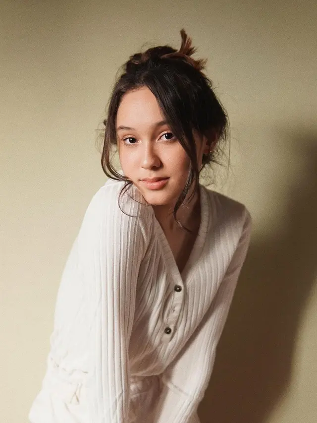 7 Potret Yasmin Napper Tampil dengan Makeup Natural, Tetap Memesona