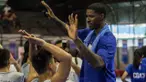 Pebasket NBA dari klub Charlotte Hornets, Marvin Williams, memberikan pelatihan kepada pebasket muda Indonesia di Cilandak Sports Center, Jakarta Selatan, Sabtu (27/8/216). (Bola.com/Vitalis Yogi Trisna) 