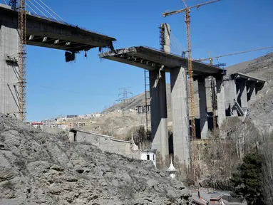 Sebuah foto memperlihatkan kondisi jembatan yang baru dibangun dan terkena serangan udara Amerika Serikat pada Kamis 2 April 2026 di Karaj, sebelah barat Teheran, Iran, Jumat, 3 April 2026. Sebuah jembatan yang baru dibangun di Karaj, sebelah barat Teheran, Iran, hancur terkena serangan udara Amerika Serikat. (AP Photo/Vahid Salemi)