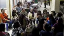 Sejumlah keluarga korban jatuhnya pesawat Hercules C-130 milik TNI AU menunggu di depan RSUP Adam Malik, Medan, Selasa (30/6/2015). Pesawat berpenumpang 122 orang tersebut terjatuh dan menimpah pemukiman warga. (REUTERS/Beawiharta)