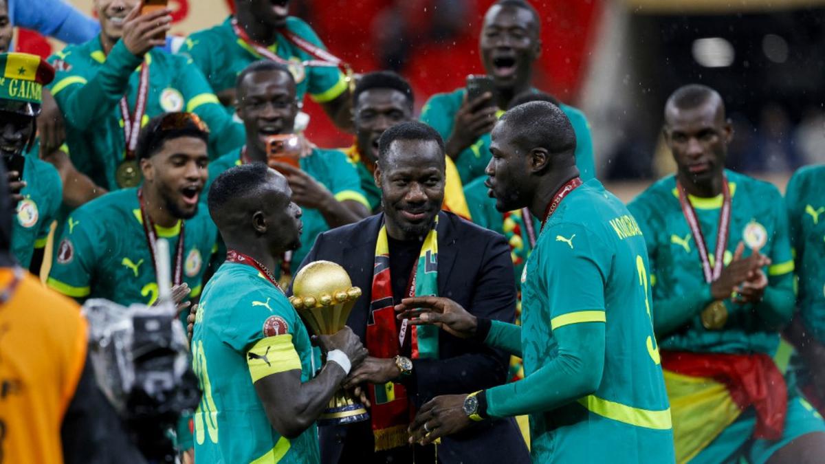 Ogah Ngalah! Senegal Tetap Pamer Trofi Piala Afrika Meski Gelar Dicabut CAF