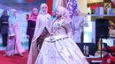 Senyum peserta saat memeragakan busana pada acara Hijab Hunt 2018 di Jakarta, Minggu (6/5). Selain untuk menyambut Ramadan, acara ini juga untuk menggaungkan semangat kebinekaan kepada generasi muda. (Liputan6.com/Angga Yuniar)