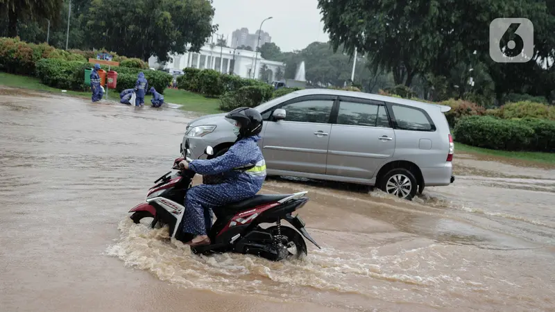 Air Genangi Depan Istana Merdeka Usai Hujan Deras