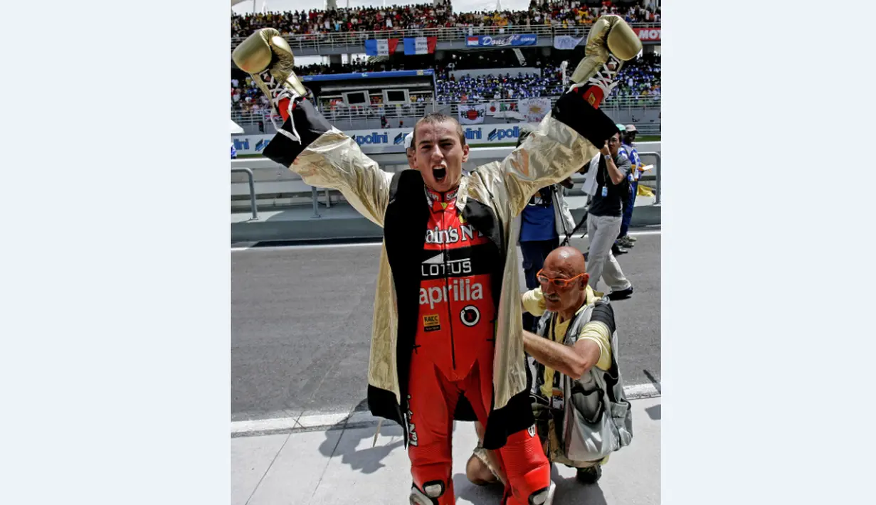 Jorge Lorenzo bergaya seperti seorang petinju setelah memastikan gelar juara dunia 250cc tahun 2007 di Sirkuit Sepang, Malaysia, (21/10/2007) (AFP Photo/Tengku Bahar)