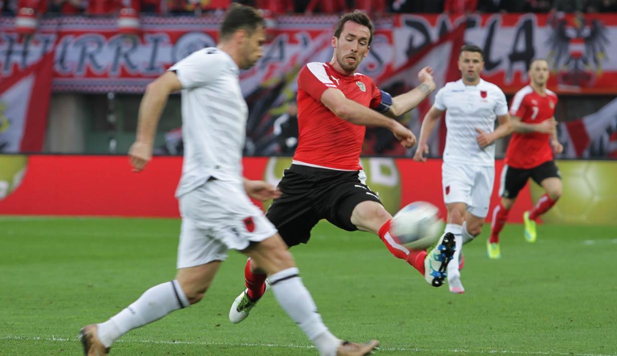 Bek sayap Timnas Austria, Christian Fuchs (kanan), mencoba menghadang laju bola dari pemain Albania pada laga uji coba di Stadion Ernst Happel, Wina, Minggu (27/3/2016) dini hari WIB. (Bola.com/Reza Khomaini)