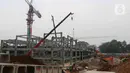 Pekerja menyelesaikan proyek revitalisasi Taman Mini Indonesia Indah (TMII), Jakarta Timur, Selasa (12/7/2022). Progres revitalisasi Taman Mini Indonesia Indah (TMII) secara fisik telah mencapai sekitar 70 hingga 80 persen dan ditargetkan rampung bulan ini. (Liputan6.com/Herman Zakharia)
