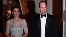Duchess of Cambridge, Kate Middleton dan suaminya, Pangeran William tiba untuk makan malam di di Kedutaan Besar Inggris di Paris (17/3). Kate dan William juga akan bertemu Presiden Prancis, Francois Hollande. (AFP Photo/Pool/Eric Feferberg)