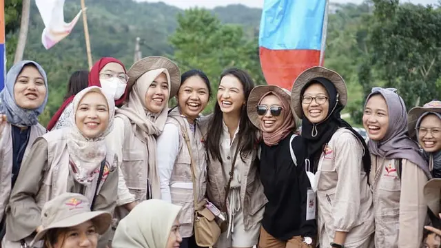 Raline Shah Kenakan Rompi Relawan di Lombok, credit: @ralineshah