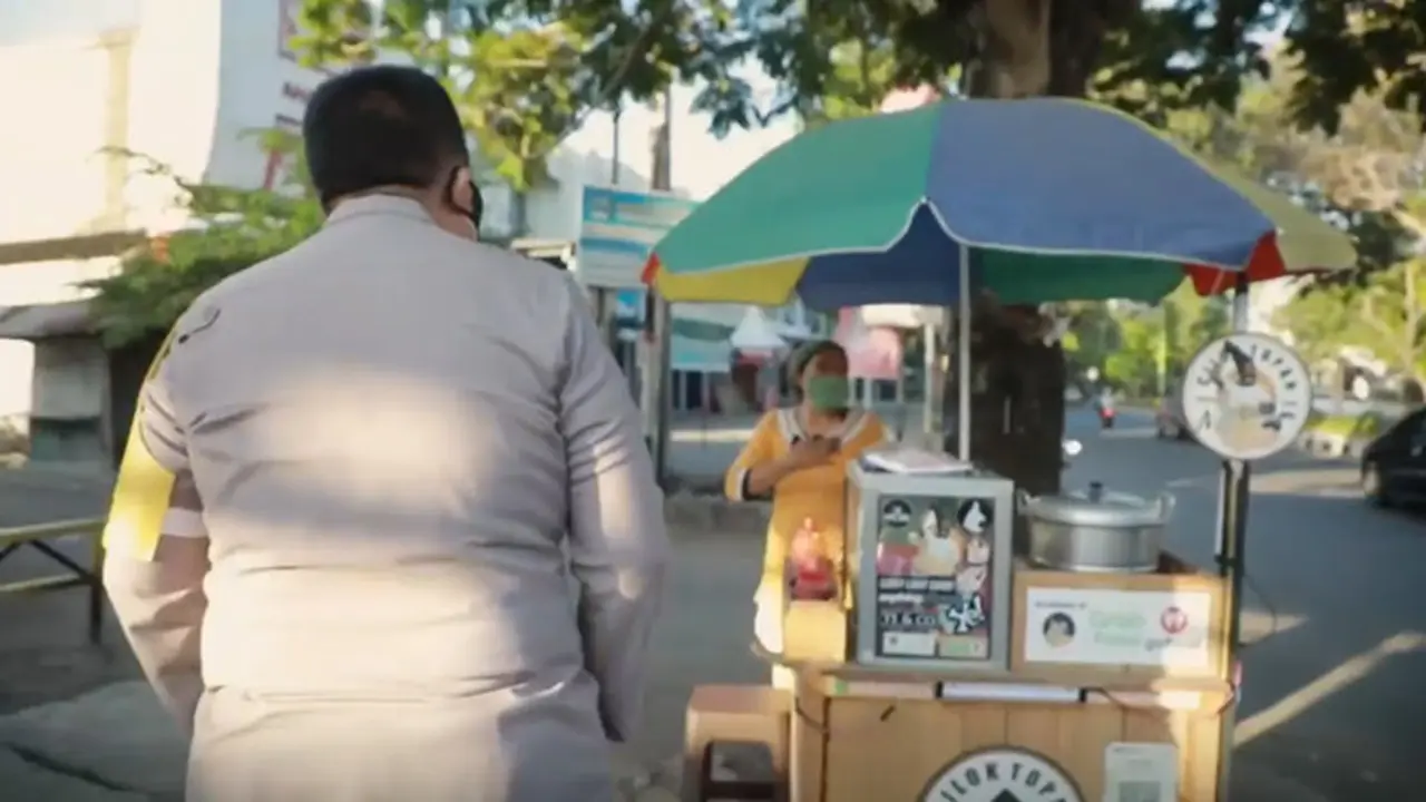Jenderal Polri Beli Bakso di Pinggir Jalan