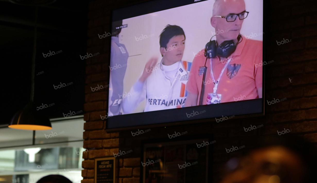 Acara nonton bareng Formula 1 didukung oleh Oppo dan Bola.com di Resotran Brewerkz, Senayan City, Jakarta, Minggu (20/3/2016). (Bola.com/Nicklas Hanoatubun )