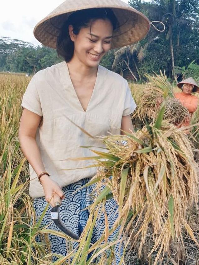 6 Potret Prisia Nasution Panen Padi Di Sawah Tetap Tampil Menawan Hot Liputan6 Com