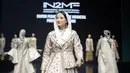 <p>Wakil Menteri Dyah Roro tampil memukau dan penuh pesona saat melenggang di atas catwalk dalam acara IN2MF (Indonesia International Modest Fashion Festival). [@dyahroroestiwp].</p>