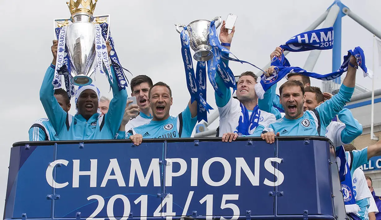 Chelsea sukses meraih gelar juara Premier League kelimanya pada musim 2014/2015. Tim asuhan Jose Mourinho berhasil unggul delapan angka dari Manchester City diperingkat kedua. (AFP/Justin Tallis)