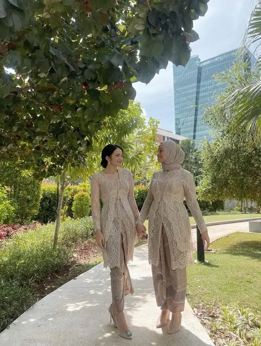 Dalam kesempatan yang sama, Enzy Storia juga terlihat memakai kebaya warna krem, senada dengan dress bridesmaid yang dikenakan di pernikahan Furry Citra. [Foto: Instagram @enzystoria]